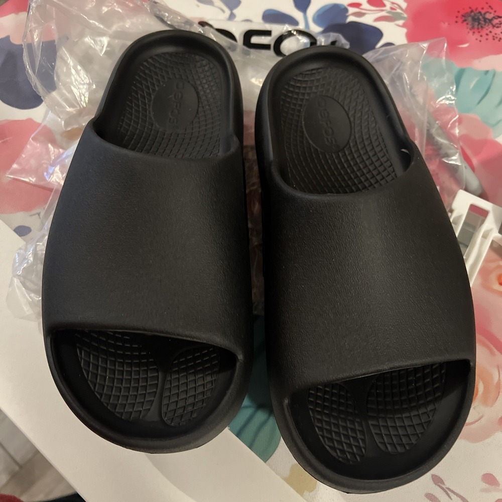 oofos OOahh Slide Women    Size 8 or Men's 6